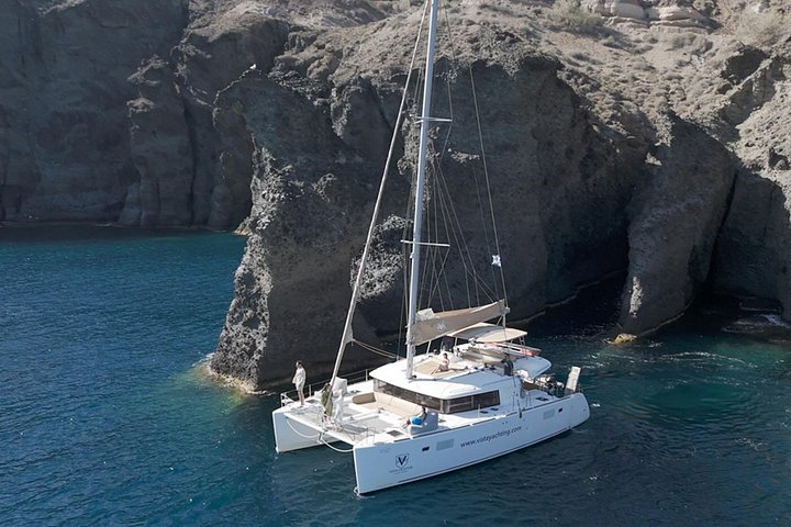 Croisière de luxe en catamaran à Santorin, exploration des plages, sources chaudes et dégustation d'un BBQ avec vue sur le coucher du soleil, photo 15 | wizardtrip