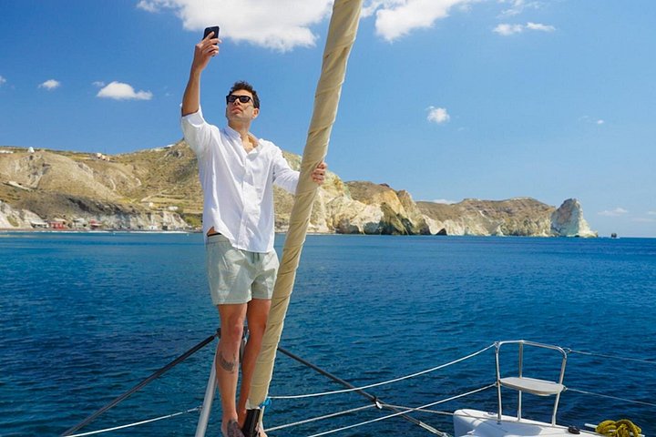 Croisière de luxe en catamaran à Santorin, exploration des plages, sources chaudes et dégustation d'un BBQ avec vue sur le coucher du soleil, photo 16 | wizardtrip