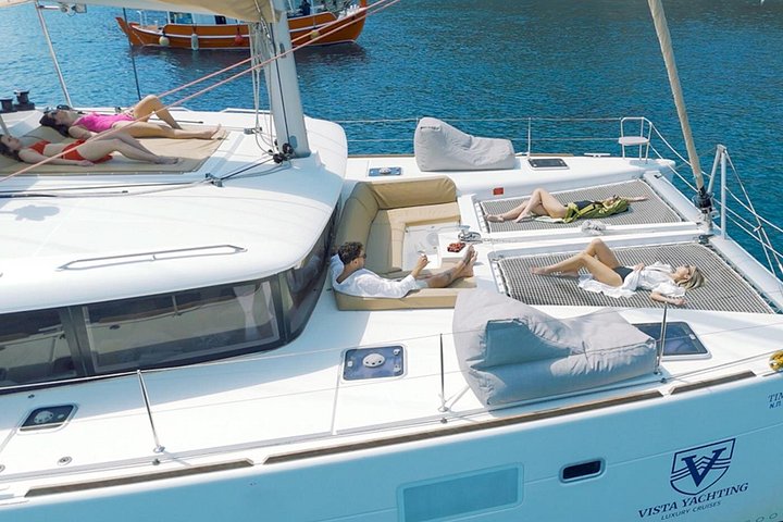 Croisière de luxe en catamaran à Santorin, exploration des plages, sources chaudes et dégustation d'un BBQ avec vue sur le coucher du soleil, photo 17 | wizardtrip