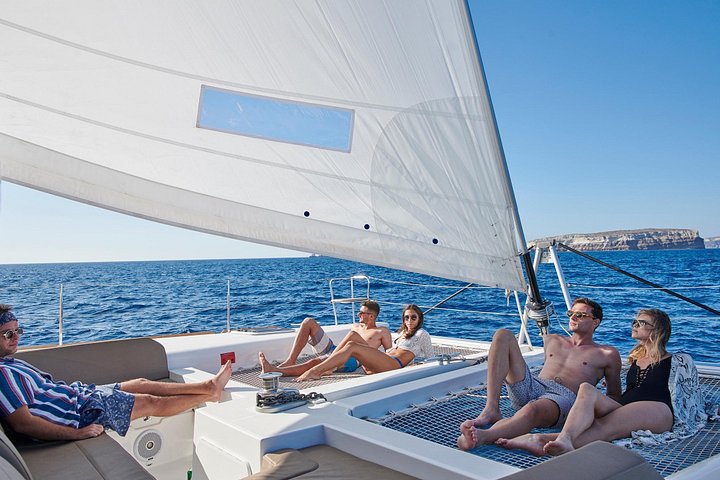 Croisière de luxe en catamaran à Santorin, exploration des plages, sources chaudes et dégustation d'un BBQ avec vue sur le coucher du soleil, photo 20 | wizardtrip