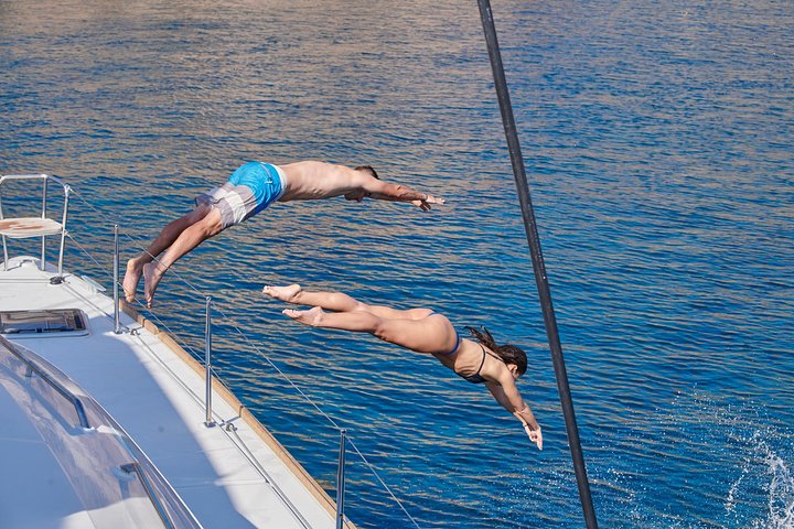 Croisière de luxe en catamaran à Santorin, exploration des plages, sources chaudes et dégustation d'un BBQ avec vue sur le coucher du soleil, photo 21 | wizardtrip