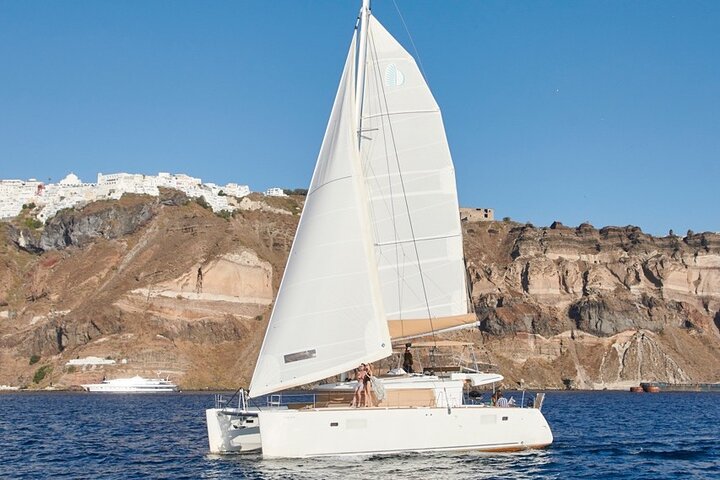 Croisière de luxe en catamaran à Santorin, exploration des plages, sources chaudes et dégustation d'un BBQ avec vue sur le coucher du soleil, photo 23 | wizardtrip