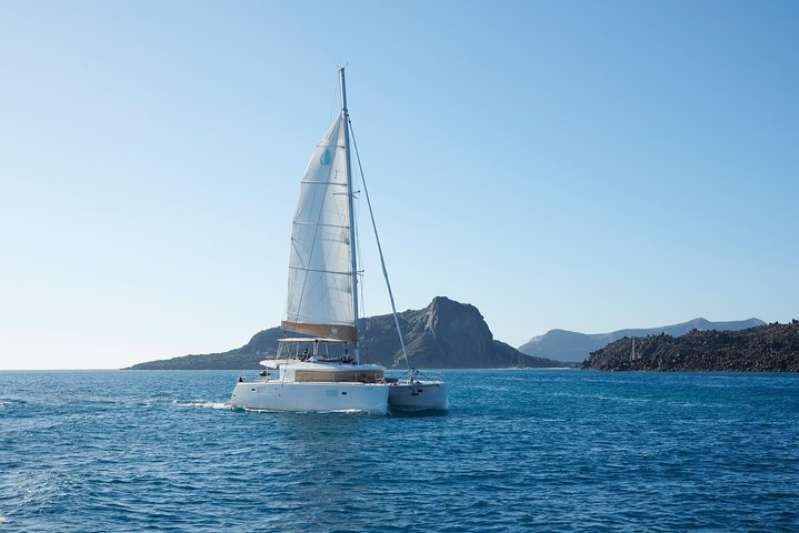 Croisière de luxe en catamaran à Santorin, exploration des plages, sources chaudes et dégustation d'un BBQ avec vue sur le coucher du soleil, photo 25 | wizardtrip