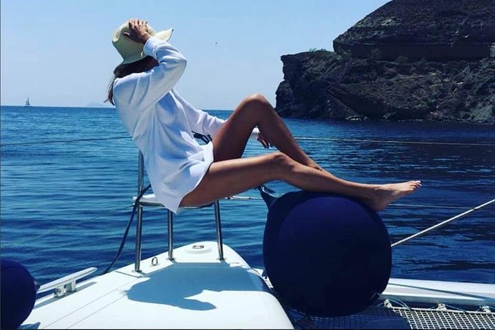 Croisière de luxe en catamaran à Santorin, exploration des plages, sources chaudes et dégustation d'un BBQ avec vue sur le coucher du soleil, photo 26 | wizardtrip