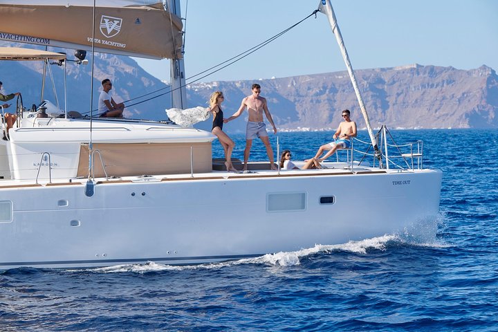 Croisière de luxe en catamaran à Santorin, exploration des plages, sources chaudes et dégustation d'un BBQ avec vue sur le coucher du soleil, photo 27 | wizardtrip