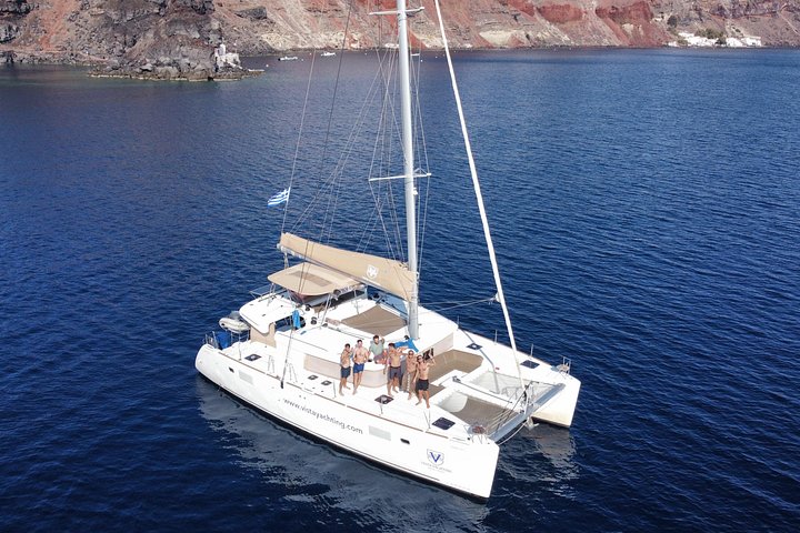 Croisière de luxe en catamaran à Santorin, exploration des plages, sources chaudes et dégustation d'un BBQ avec vue sur le coucher du soleil, photo 29 | wizardtrip