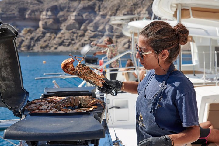 Croisière de luxe en catamaran à Santorin, exploration des plages, sources chaudes et dégustation d'un BBQ avec vue sur le coucher du soleil, photo 31 | wizardtrip