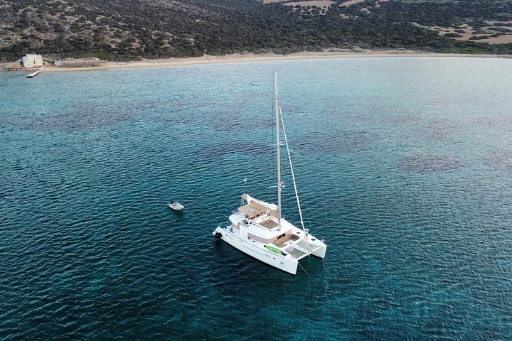 Croisière de luxe en catamaran à Santorin, exploration des plages, sources chaudes et dégustation d'un BBQ avec vue sur le coucher du soleil, photo 33 | wizardtrip