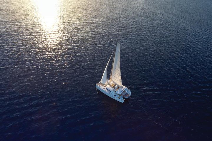 Croisière de luxe en catamaran à Santorin, exploration des plages, sources chaudes et dégustation d'un BBQ avec vue sur le coucher du soleil, photo 35 | wizardtrip