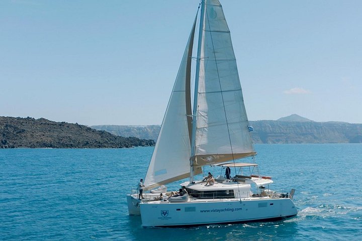 Cruzeiro de catamarã em Santorini com churrasco, bebidas e vistas do pôr do sol, foto 7 | wizardtrip