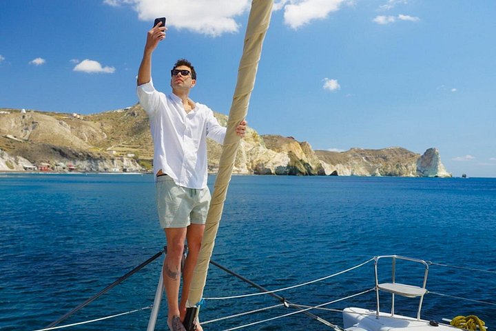 Cruzeiro de catamarã em Santorini com churrasco, bebidas e vistas do pôr do sol, foto 9 | wizardtrip