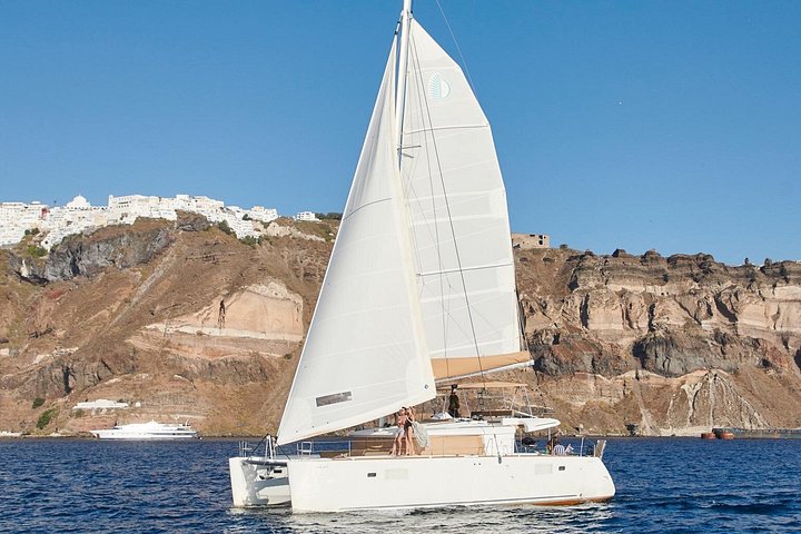 Cruzeiro de catamarã em Santorini com churrasco, bebidas e vistas do pôr do sol, foto 11 | wizardtrip