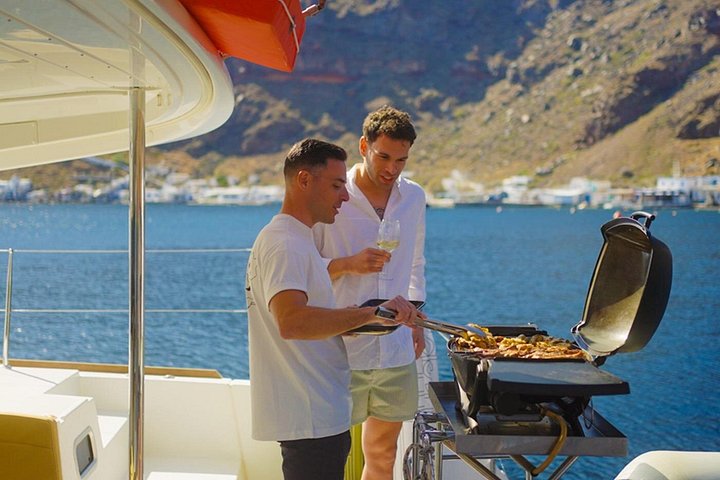 Cruzeiro de catamarã em Santorini com churrasco, bebidas e vistas do pôr do sol, foto 12 | wizardtrip