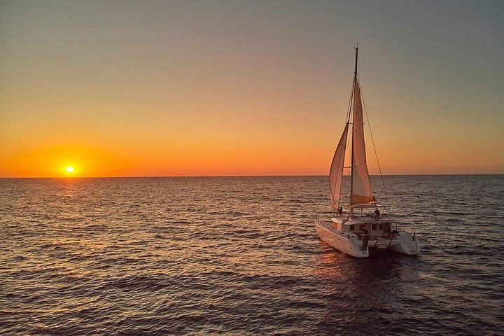 Cruzeiro de catamarã em Santorini com churrasco, bebidas e vistas do pôr do sol, foto 14 | wizardtrip