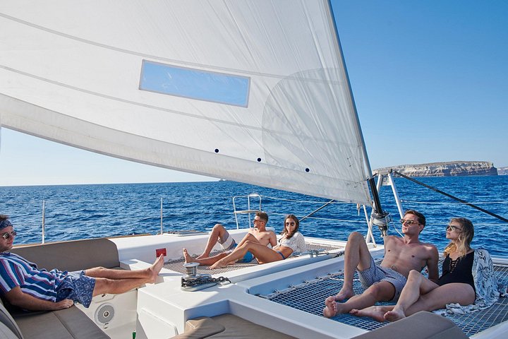 Cruzeiro de catamarã em Santorini com churrasco, bebidas e vistas do pôr do sol, foto 15 | wizardtrip