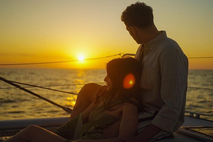 Cruzeiro de catamarã em Santorini com churrasco, bebidas e vistas do pôr do sol, foto 16 | wizardtrip