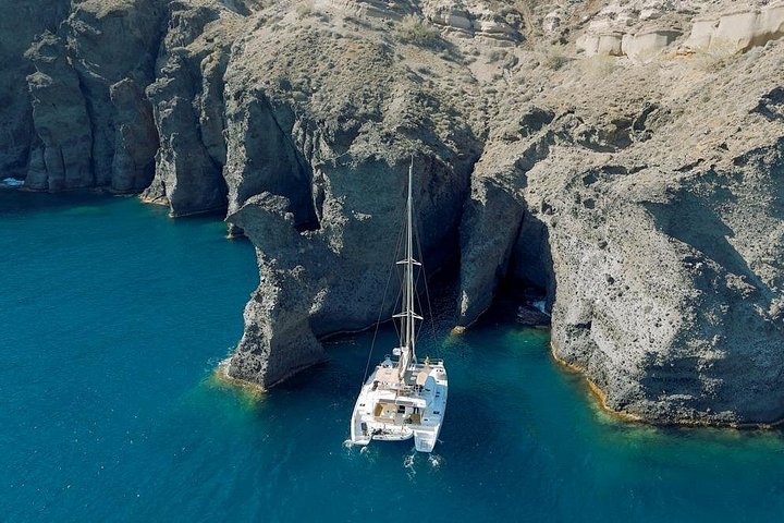 Cruzeiro de catamarã em Santorini com churrasco, bebidas e vistas do pôr do sol, foto 17 | wizardtrip