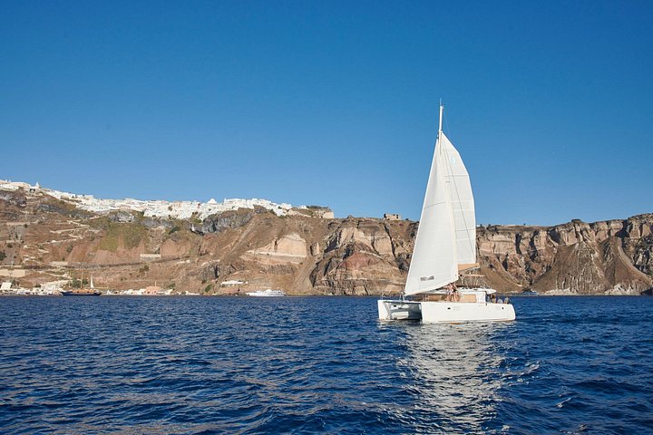 Cruzeiro de catamarã em Santorini com churrasco, bebidas e vistas do pôr do sol, foto 19 | wizardtrip