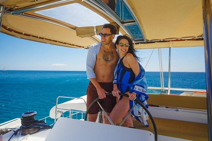 Cruzeiro de catamarã em Santorini com churrasco, bebidas e vistas do pôr do sol, foto 20 | wizardtrip