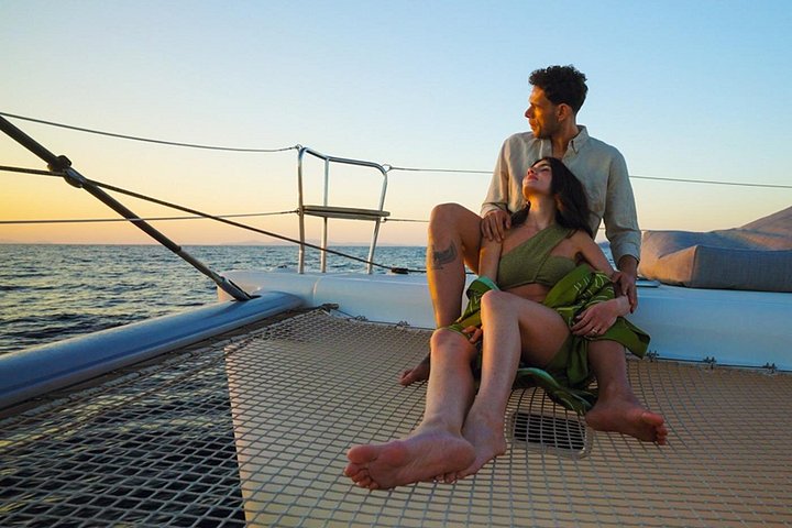 Cruzeiro de catamarã em Santorini com churrasco, bebidas e vistas do pôr do sol, foto 21 | wizardtrip