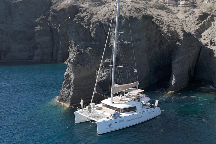 Cruzeiro de catamarã em Santorini com churrasco, bebidas e vistas do pôr do sol, foto 25 | wizardtrip