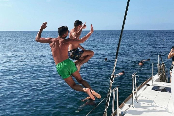 Cruzeiro de catamarã em Santorini com churrasco, bebidas e vistas do pôr do sol, foto 26 | wizardtrip