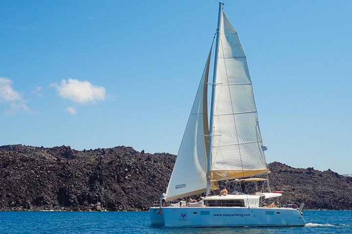 Cruzeiro de catamarã em Santorini com churrasco, bebidas e vistas do pôr do sol, foto 27 | wizardtrip