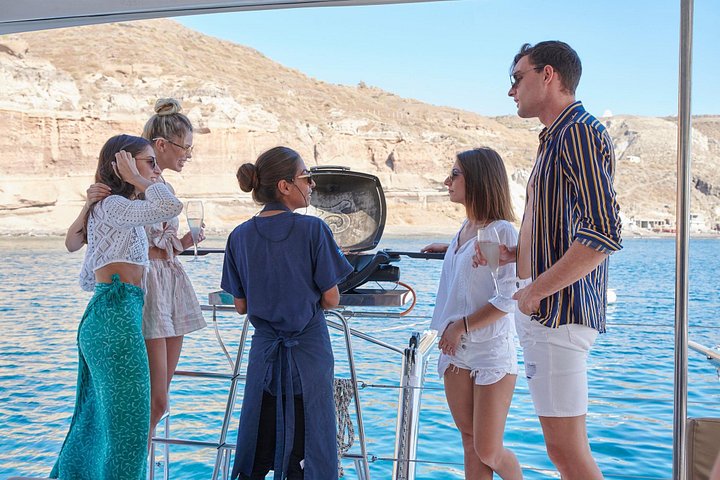 Cruzeiro de catamarã em Santorini com churrasco, bebidas e vistas do pôr do sol, foto 28 | wizardtrip