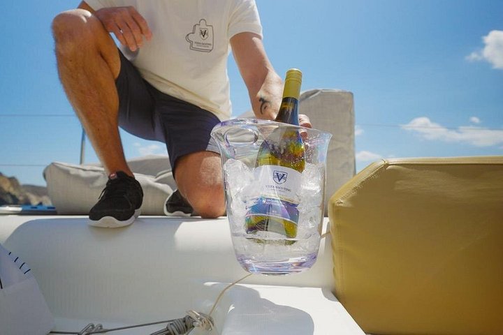 Cruzeiro de catamarã em Santorini com churrasco, bebidas e vistas do pôr do sol, foto 29 | wizardtrip