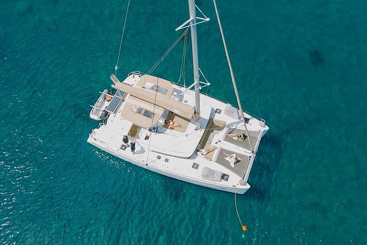 Cruzeiro de catamarã em Santorini com churrasco, bebidas e vistas do pôr do sol, foto 33 | wizardtrip
