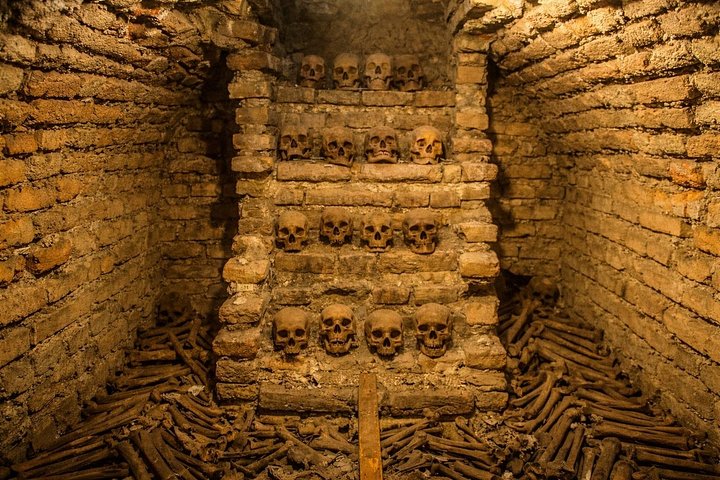 Een Reis Door de Tijd: Lima's Historisch Centrum & Catacomben Tour | wizardtrip