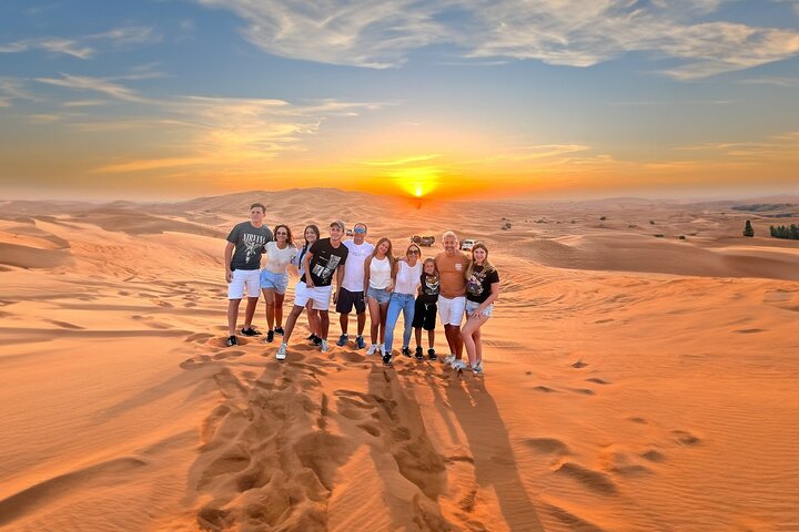 Découvrez un safari privé dans le désert de Dubaï avec dune bashing, sandboard, dîner BBQ et spectacles culturels, photo 7 | wizardtrip