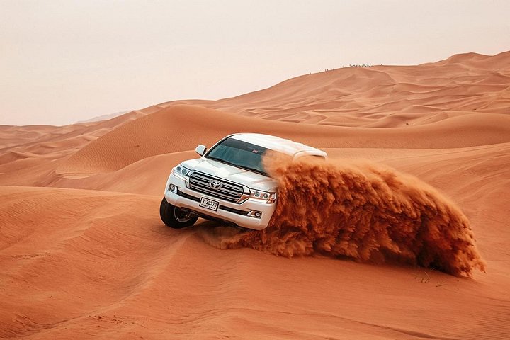 Découvrez un safari privé dans le désert de Dubaï avec dune bashing, sandboard, dîner BBQ et spectacles culturels, photo 10 | wizardtrip