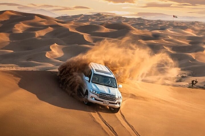 Découvrez un safari privé dans le désert de Dubaï avec dune bashing, sandboard, dîner BBQ et spectacles culturels, photo 19 | wizardtrip