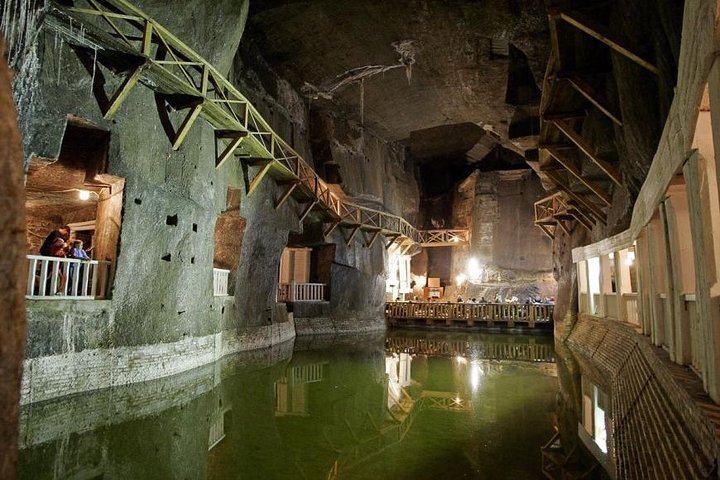 Toeristen verkennen de Wieliczka-zoutmijn nabij Krakau, Polen, en bewonderen ondergrondse kapellen en zoutsculpturen, foto 6 | wizardtrip