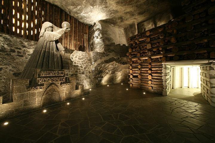 Toeristen verkennen de Wieliczka-zoutmijn nabij Krakau, Polen, en bewonderen ondergrondse kapellen en zoutsculpturen, foto 7 | wizardtrip
