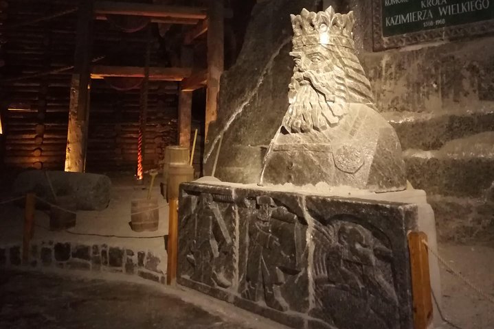 Toeristen verkennen de Wieliczka-zoutmijn nabij Krakau, Polen, en bewonderen ondergrondse kapellen en zoutsculpturen, foto 8 | wizardtrip