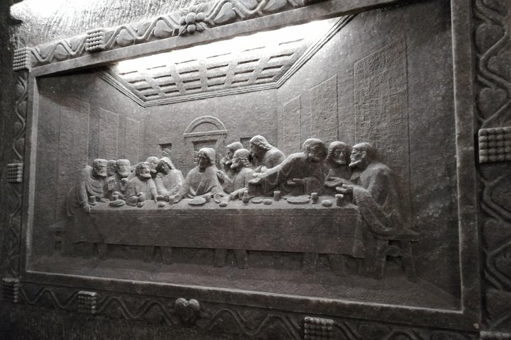Toeristen verkennen de Wieliczka-zoutmijn nabij Krakau, Polen, en bewonderen ondergrondse kapellen en zoutsculpturen, foto 9 | wizardtrip