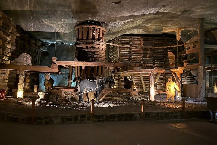 Toeristen verkennen de Wieliczka-zoutmijn nabij Krakau, Polen, en bewonderen ondergrondse kapellen en zoutsculpturen, foto 11 | wizardtrip
