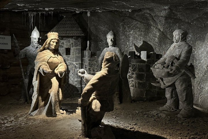 Toeristen verkennen de Wieliczka-zoutmijn nabij Krakau, Polen, en bewonderen ondergrondse kapellen en zoutsculpturen, foto 12 | wizardtrip