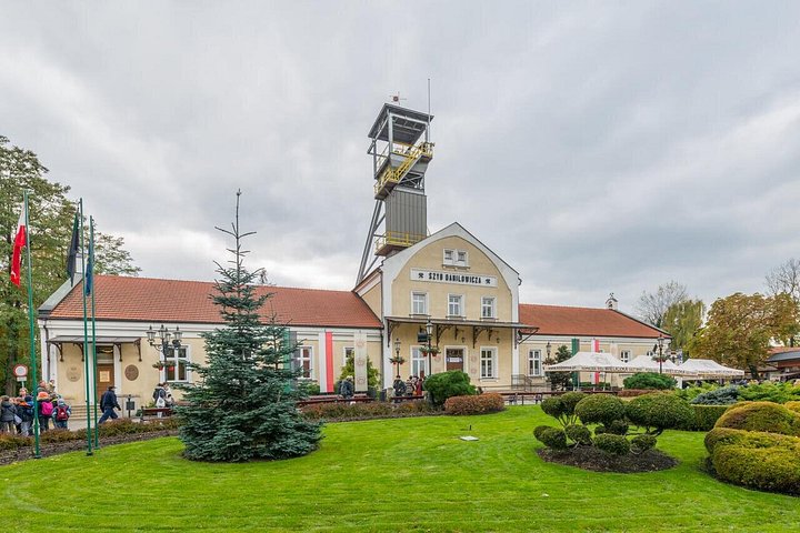 Toeristen verkennen de Wieliczka-zoutmijn nabij Krakau, Polen, en bewonderen ondergrondse kapellen en zoutsculpturen, foto 13 | wizardtrip