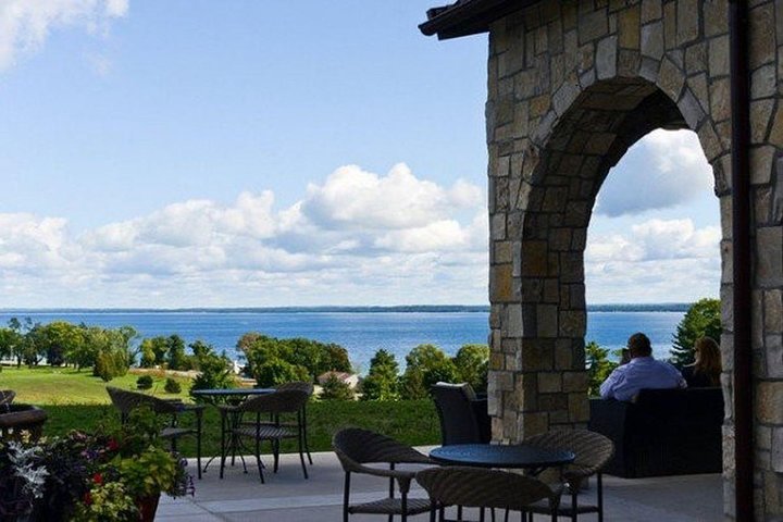 Naturskön vinresa på Old Mission Peninsula, Traverse City, med vingårdar och utsikt över bukten, foto 9 | wizardtrip