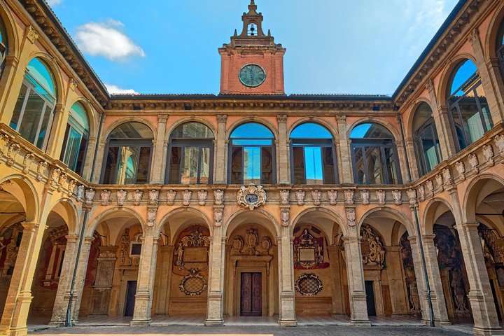 Visite guidée à pied explorant les monuments historiques de Bologne, y compris la Fontaine de Neptune et la Basilique San Petronio, photo 9 | wizardtrip