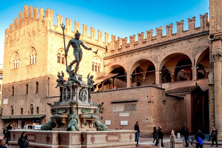 Visite guidée à pied explorant les monuments historiques de Bologne, y compris la Fontaine de Neptune et la Basilique San Petronio, photo 15 | wizardtrip