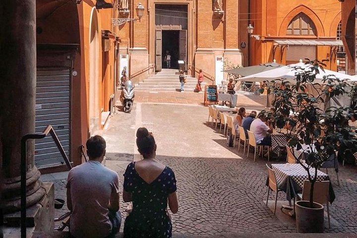 Visite guidée à pied explorant les monuments historiques de Bologne, y compris la Fontaine de Neptune et la Basilique San Petronio, photo 16 | wizardtrip