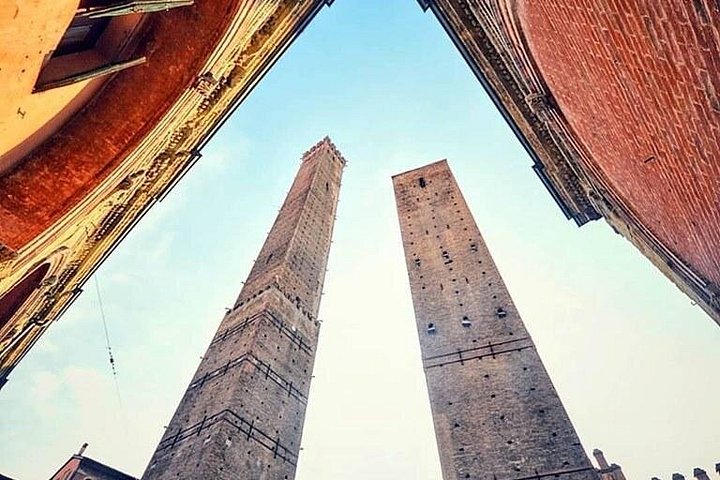 Visite guidée à pied explorant les monuments historiques de Bologne, y compris la Fontaine de Neptune et la Basilique San Petronio, photo 19 | wizardtrip