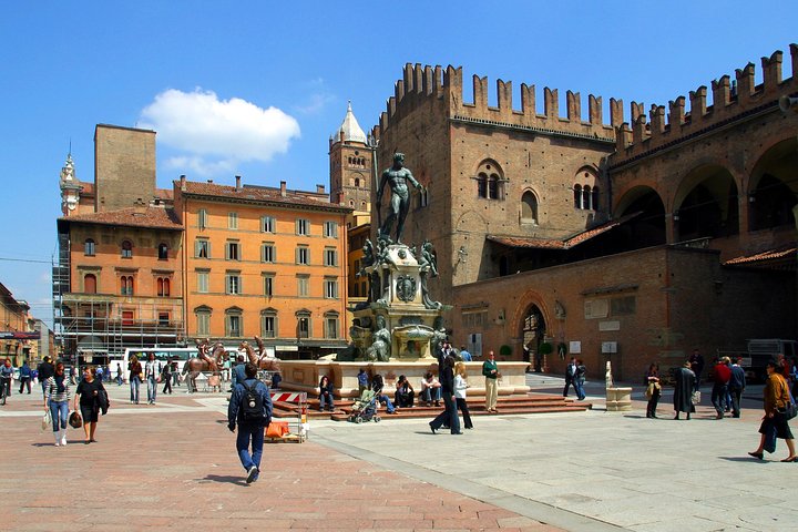 Visite guidée à pied explorant les monuments historiques de Bologne, y compris la Fontaine de Neptune et la Basilique San Petronio, photo 25 | wizardtrip