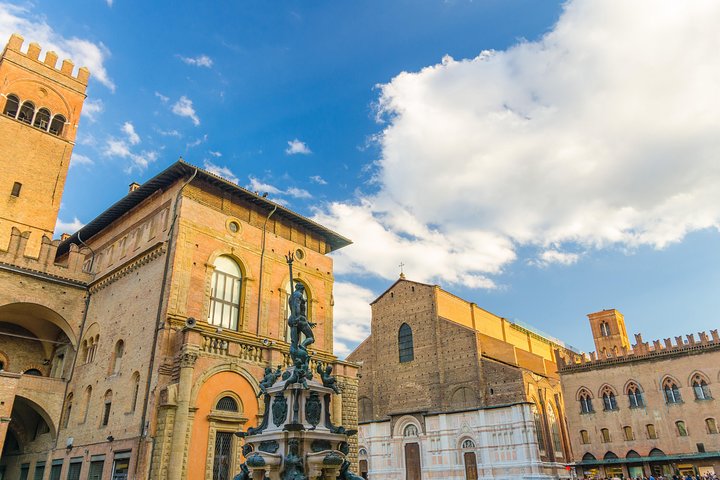 Visite guidée à pied explorant les monuments historiques de Bologne, y compris la Fontaine de Neptune et la Basilique San Petronio, photo 27 | wizardtrip