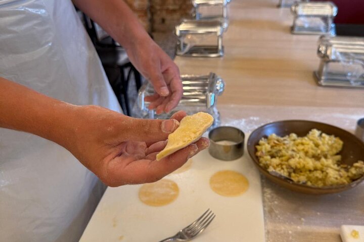 Aula prática de culinária de massa e tiramisu em Veneza com degustação de vinhos, foto 12 | wizardtrip