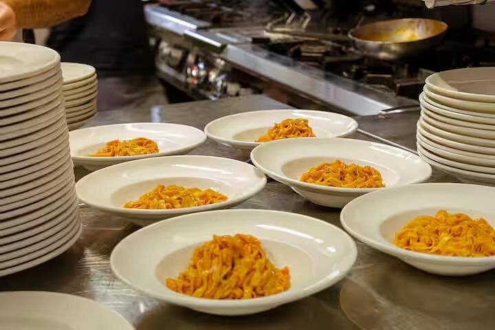 Aula prática de culinária de massa e tiramisu em Veneza com degustação de vinhos, foto 14 | wizardtrip